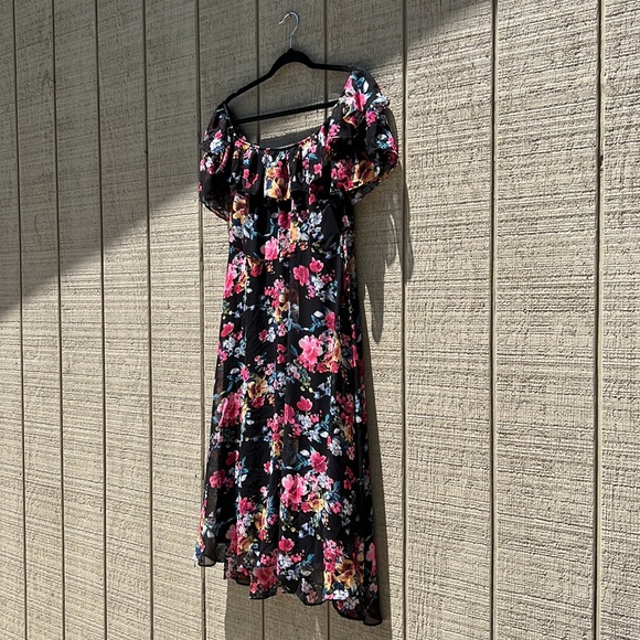 Express.Off the shoulders Black Floral MIDI  dress Fit and Flare - Picture 4 of 6